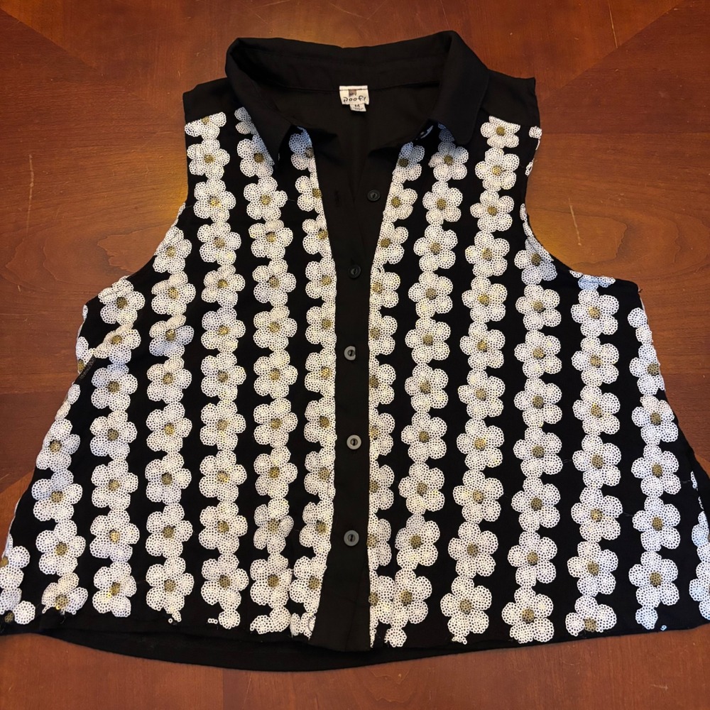 Daisy‎ Beaded/Glitter poof! Medium Women's Collared Button Up Top